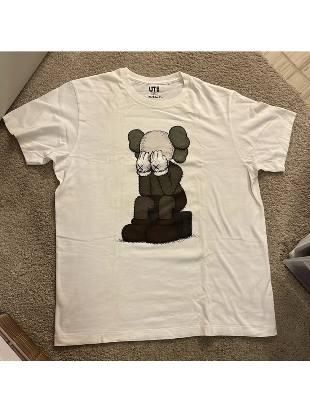 KAWS x Uniqlo UT Seated Companion T-Shirt White Mens XL Graphic Tee